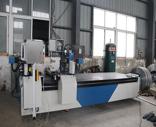 角鐵法蘭四槍自動(dòng)焊接生產(chǎn)線 (1)