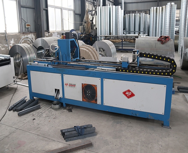 角鐵法蘭四槍自動(dòng)焊接生產(chǎn)線 (5)