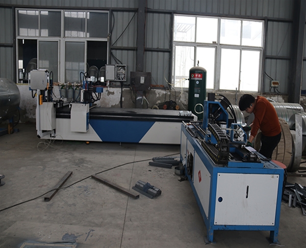 角鐵法蘭四槍自動(dòng)焊接生產(chǎn)線 (3)